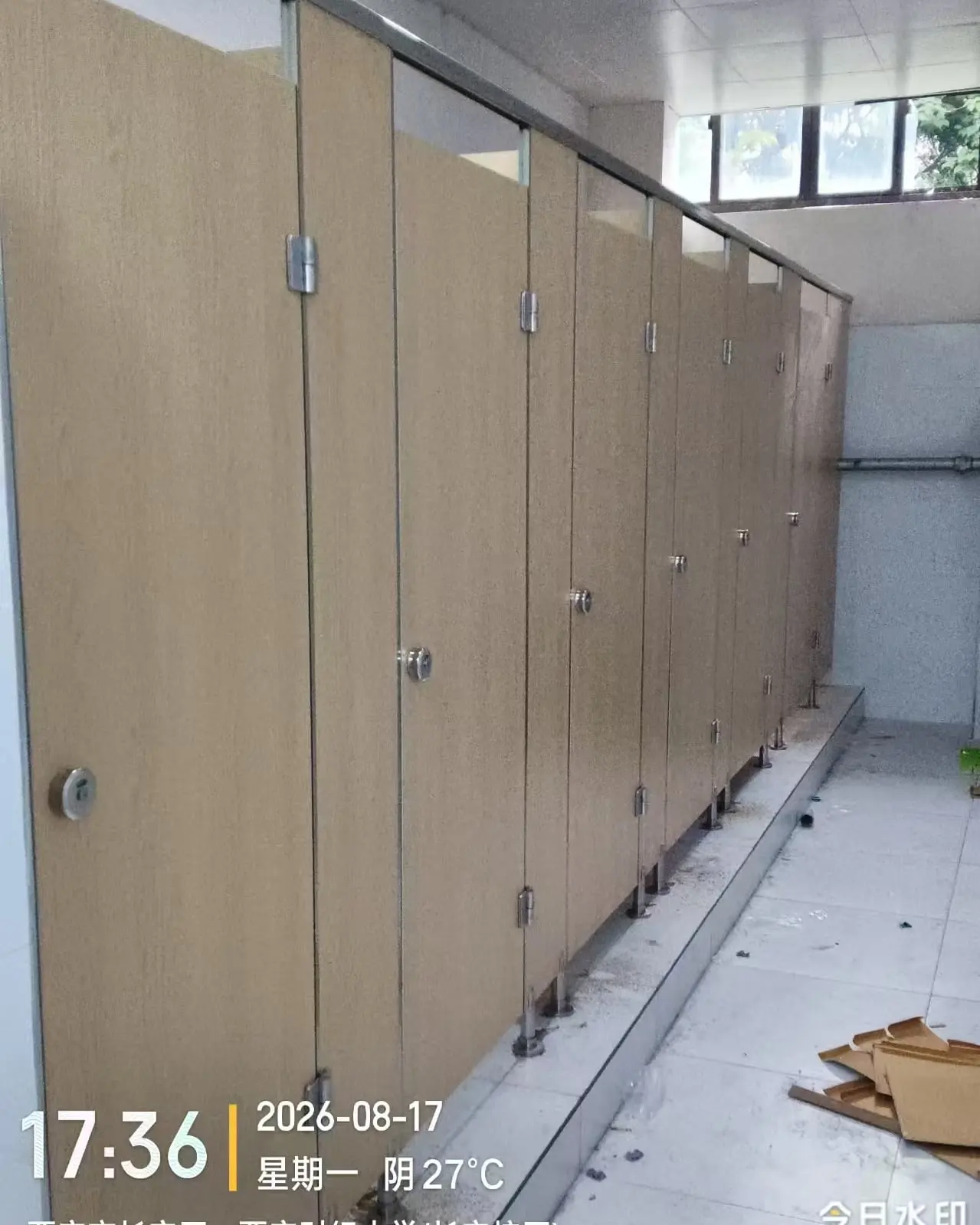 燕麦色隔断成排，可调支脚落地