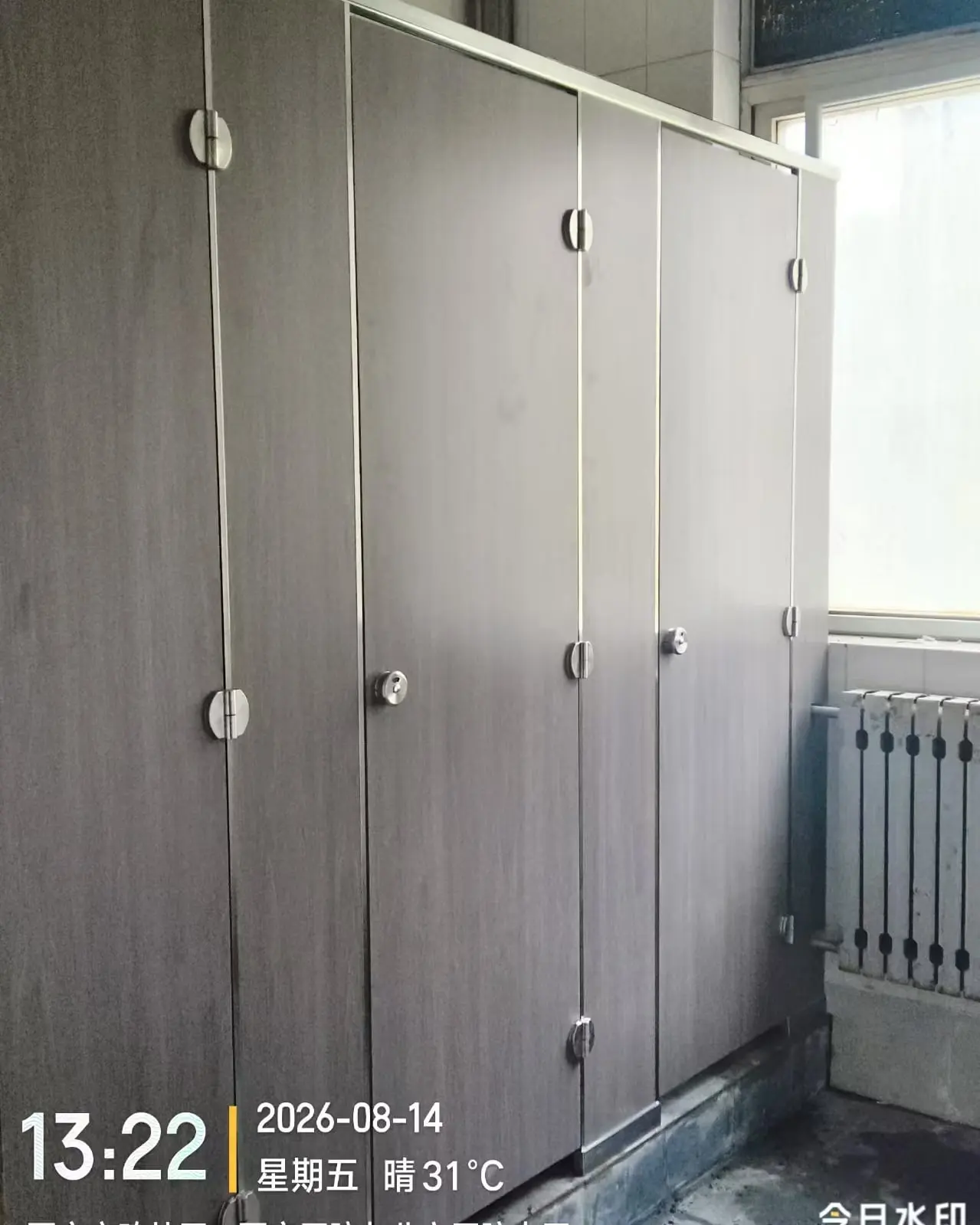深灰木纹隔断临窗一排